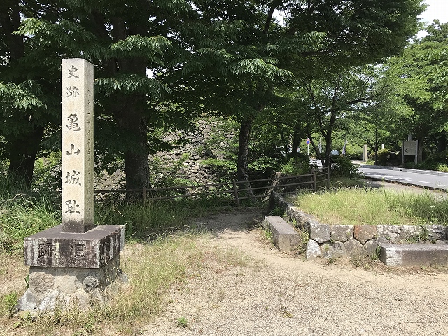亀山城跡　入口石碑