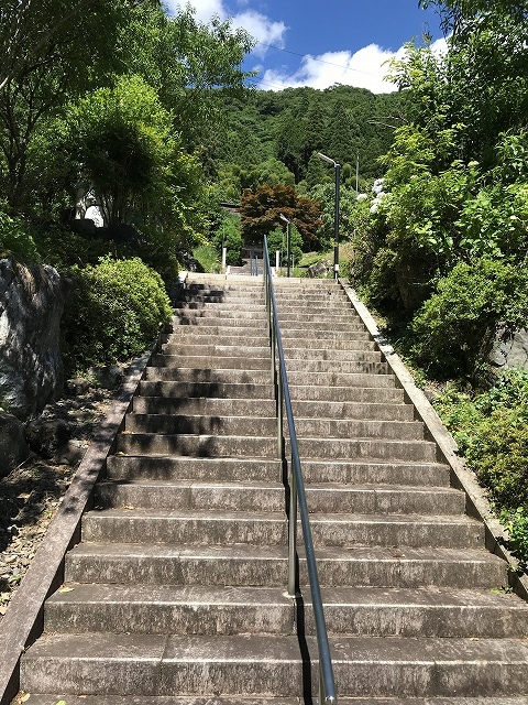 洞泉寺(揖斐川町)　参道階段