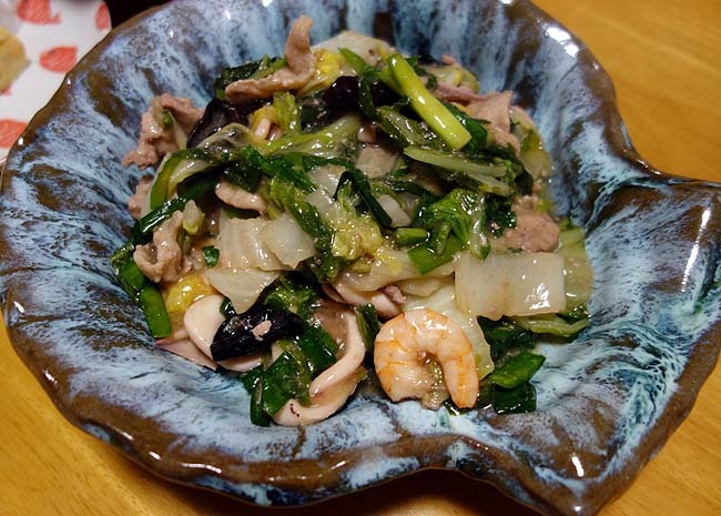 海老・イカ・豚肉を中心に中華風ニラ白菜塩炒め（八宝菜作りがベース）