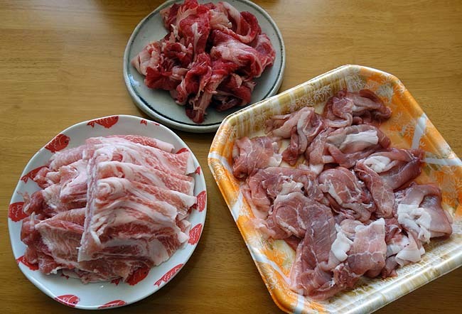 まだまだ残暑厳しい中でしょうが。。。涼しい旭川では牛肉と豚肉ミックスした「しゃぶしゃぶ鍋」