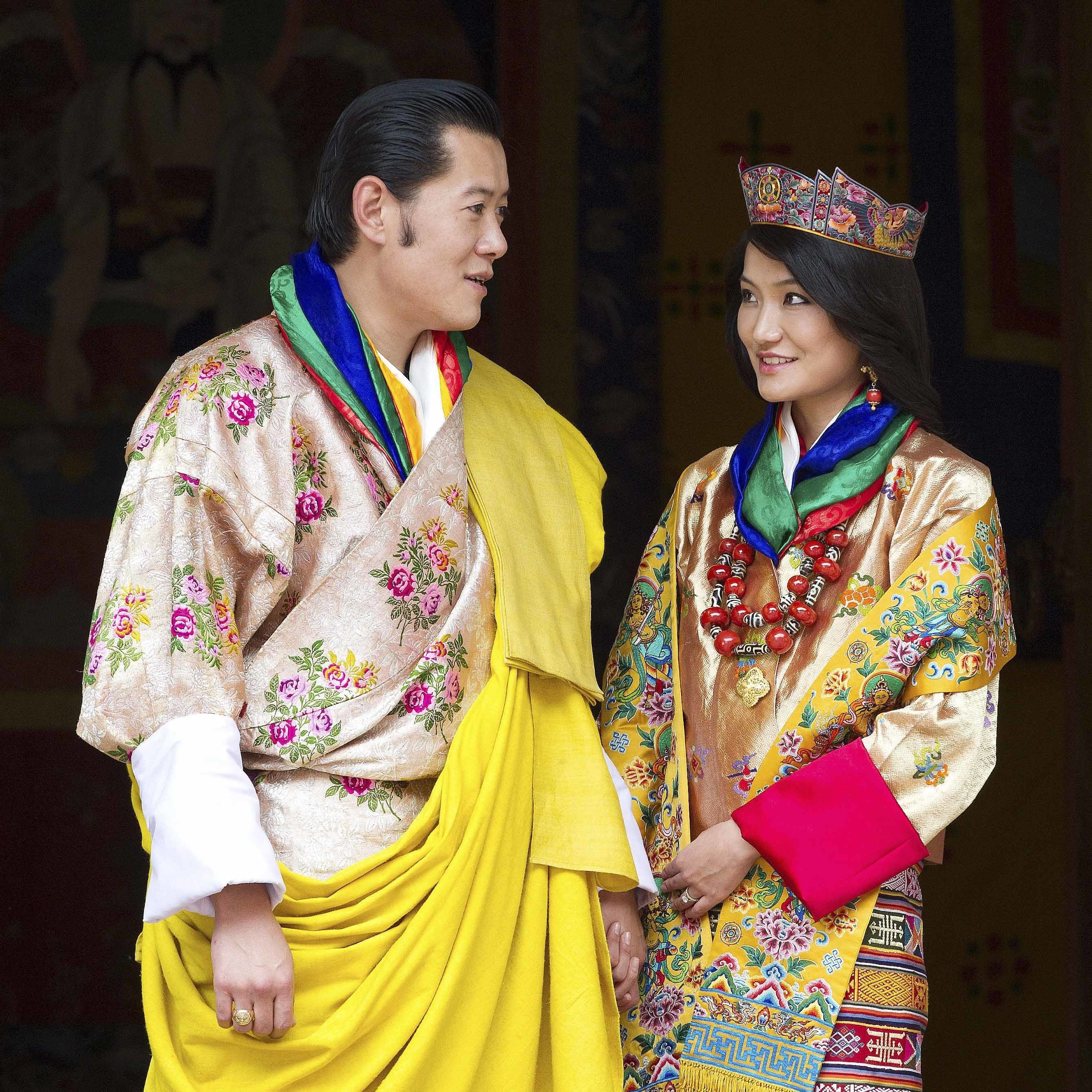 ブータンの民族衣装の正式名称は 衣類 装飾品
